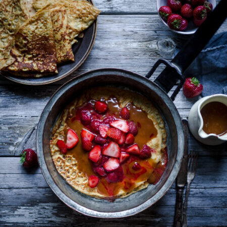 Pannekaker med jordbær og brunostkaramell